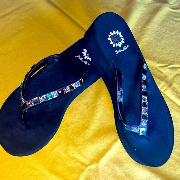 Yellow Box bejeweled comfy flip flops size 8 1/2 - Picture 1 of 9